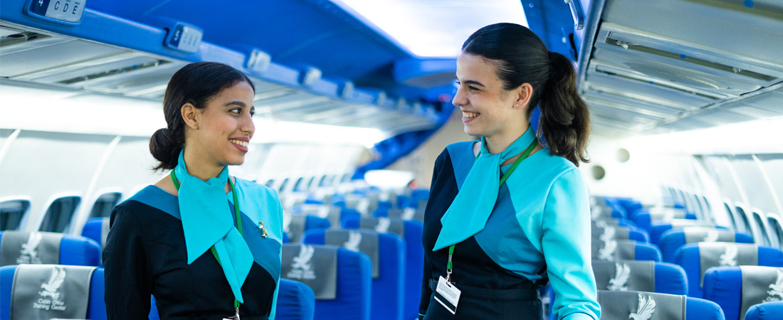 Azafatas de vuelo conversando en la cabina del avión