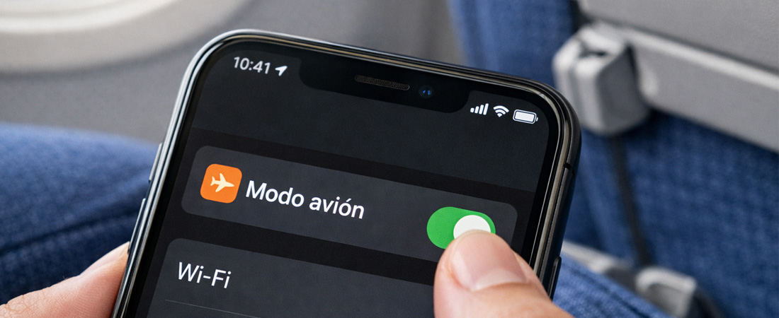Primer plano de un smartphone en el que un dedo activa el interruptor de 