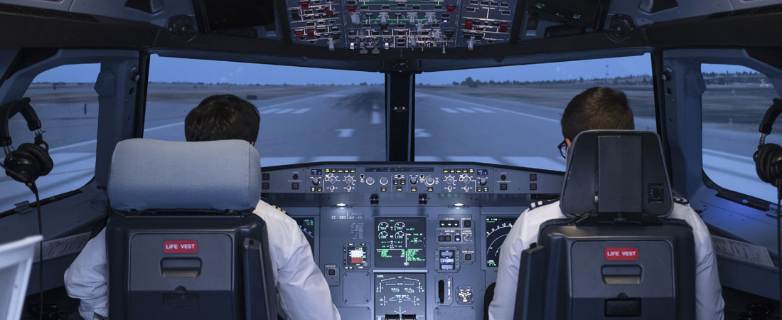 Cabina de piloto de un avión con instrumentos de vuelo.